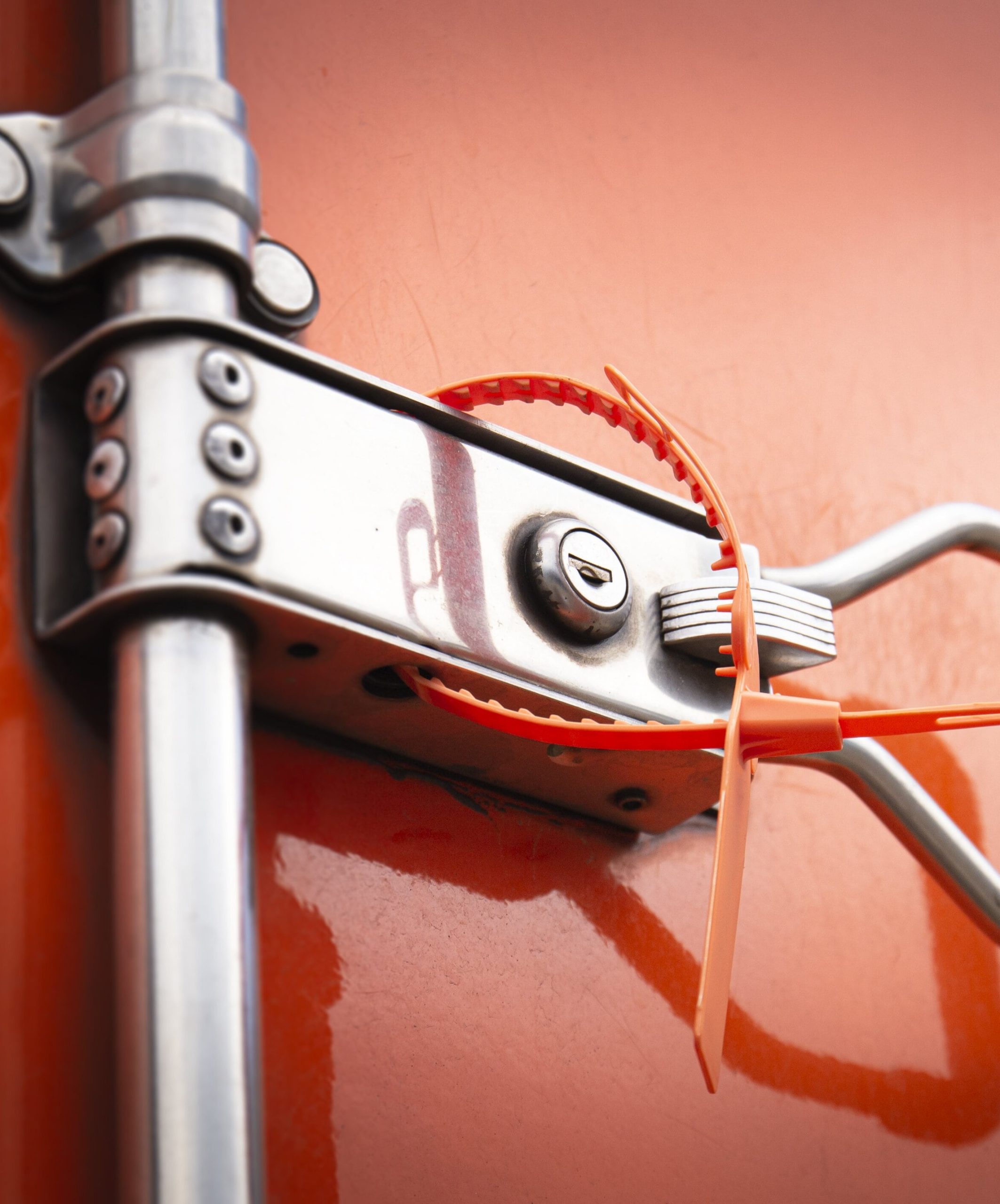 Ilustrasi produk segel plastik keamanan Golden Mandiri